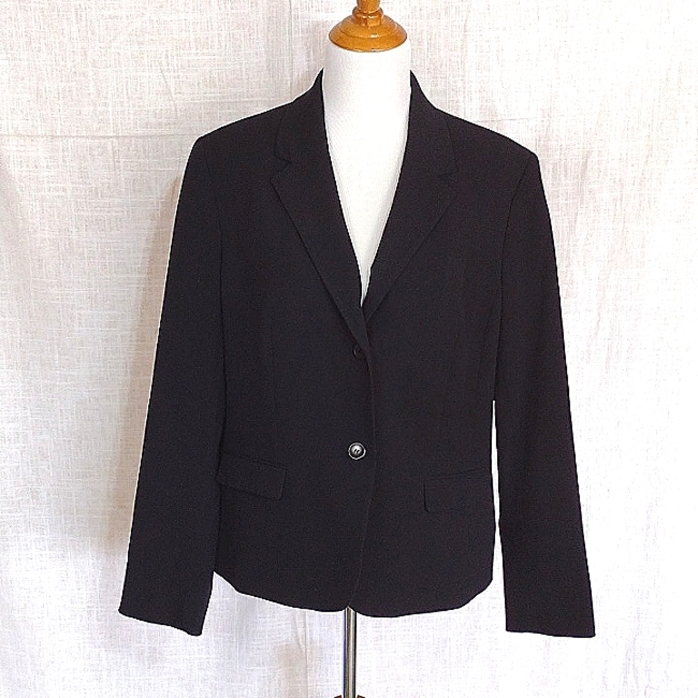 Nine West black princess-seamed blazer!